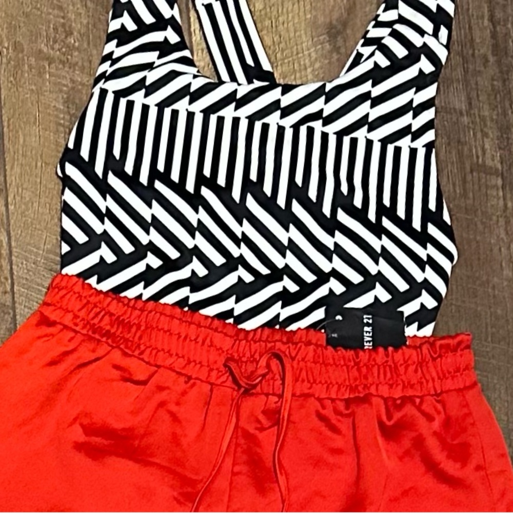 NWOT Express Body Contour Bodysuit Geometric Strappy, Large 😍